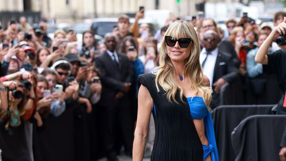 Dintr-o parte rochie de seară, din cealaltă parte costum de baie! Ținuta inedită cu care Heidi Klum a făcut furori la Paris