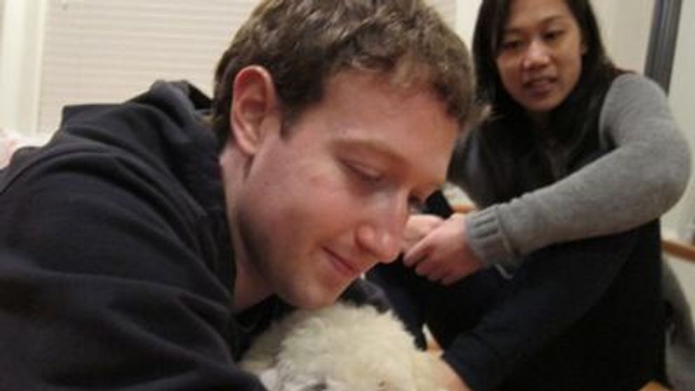 VIDEO Fondatorul Facebook s-a logodit? Vezi cu cine!