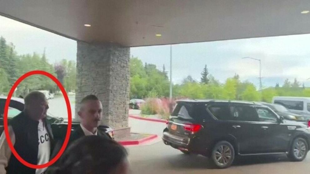 Cât costă puloverul purtat de Serghei Lavrov în Alaska. Designerul recunoaște că vânzările au explodat