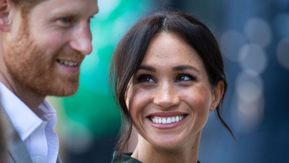 Meghan Markle, în vizită la un spital de copii îmbrăcată într-o rochie de aproape 4000 de dolari! Internauții, revoltați: „Sperăm că a și donat!”