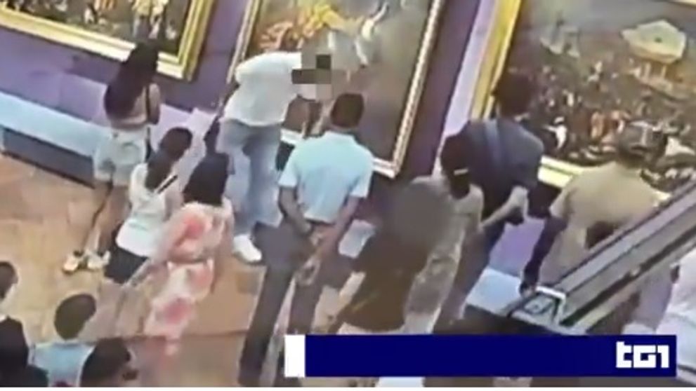 Momentul în care un turist distruge un tablou prețios. S-a sprijinit pe opera de artă pentru a face o poză - VIDEO