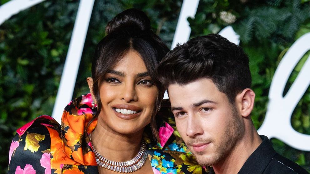 Priyanka Chopra, prima poză într-o revistă glossy alături de fetița ei. Vedeta a spus de ce a apelat la o mamă surogat