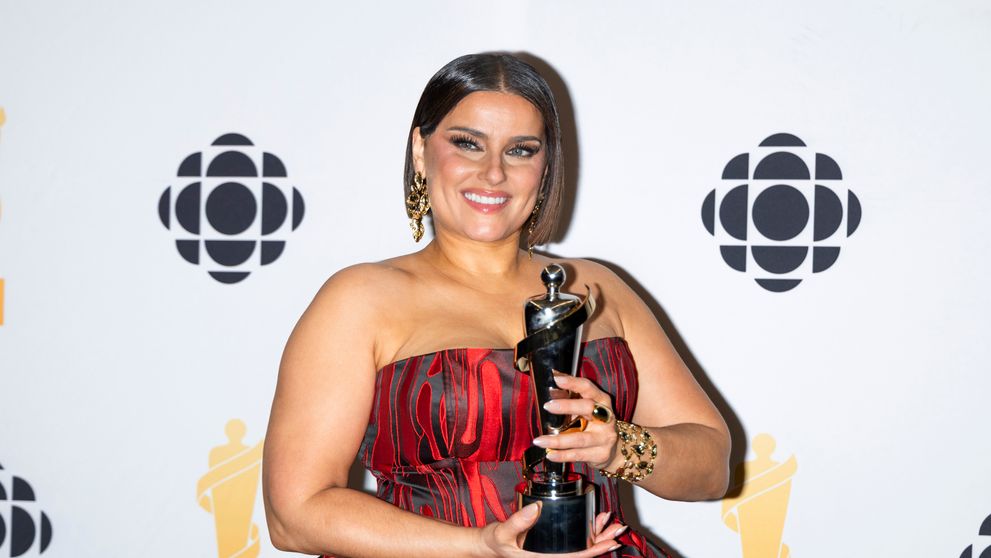 Într-o lume de vedete care topesc kilogramele peste noapte cu medicamente, Nelly Furtado este o excepție. Victima body-shamingului online, artista refuză să cedeze presiunilor