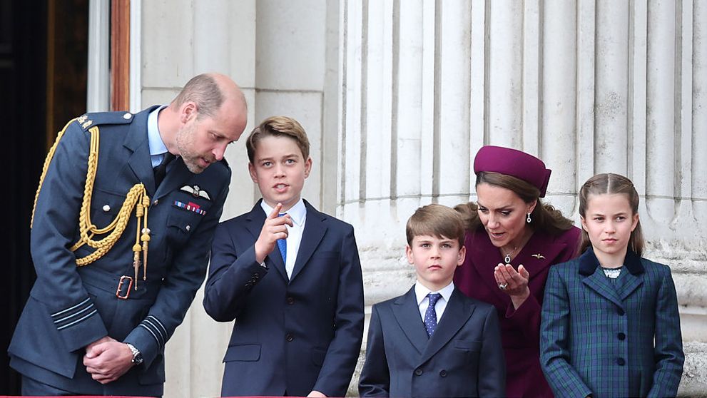 Ipostaze adorabile cu cei trei copii ai Prințului și Prințesei de Wales pe balconul regal, la ceremonia dedicată Zilei Victoriei în Europa 2025