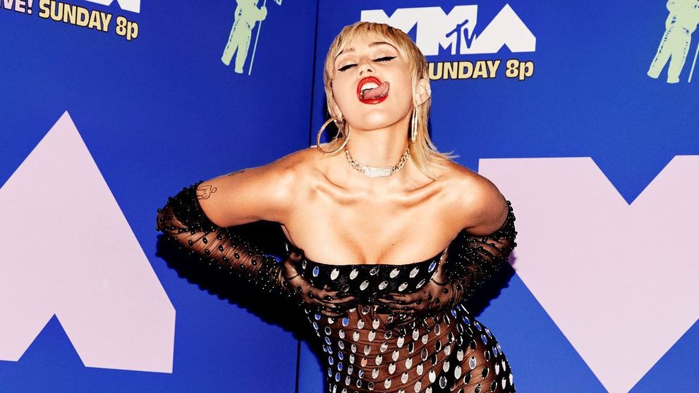 Miley Cyrus a pozat fără sutien într-o revistă serioasă. „Mi-au zis că ar trebui să mă acopăr”