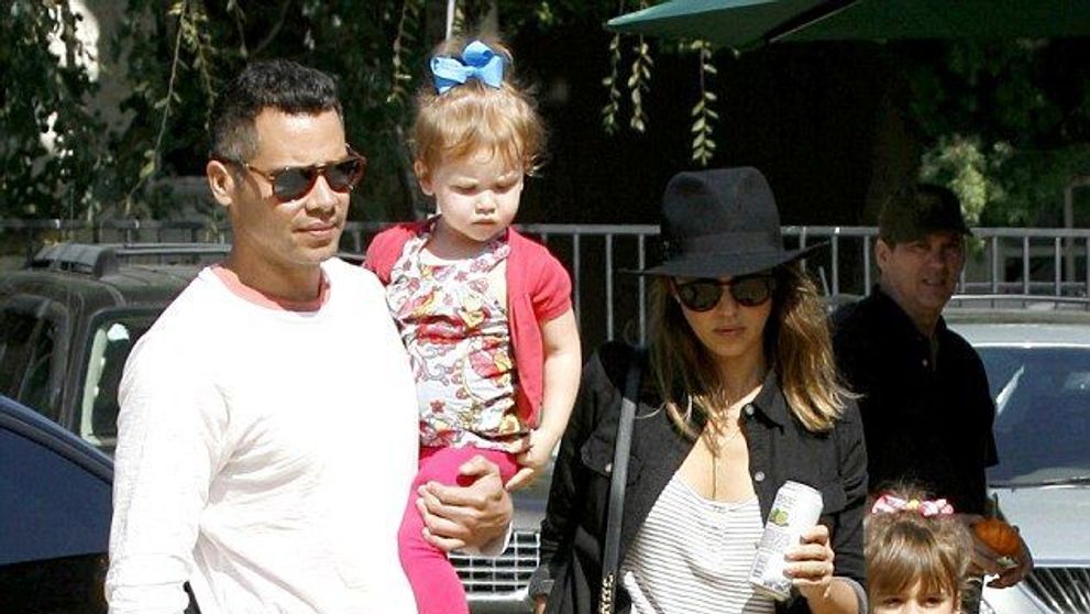 Jessica Alba, o mamica super sic, alaturi de fetitele si de sotul ei. Cele mici au mostenit cu siguranta frumusetea mamei lor