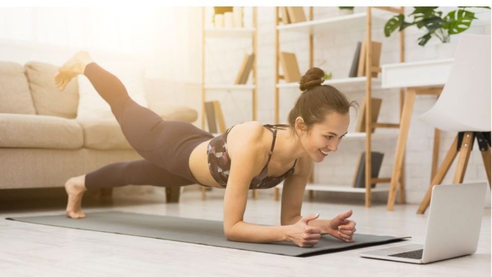 Sportul la tine acasă te ajută să rămâi sănătos! Ai antrenamente complete, ghidate de instructori calificați