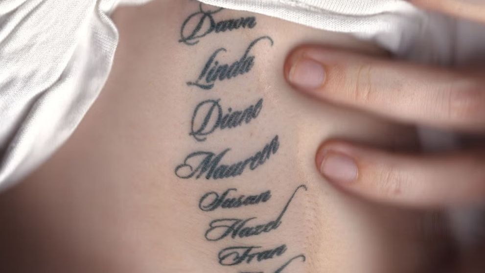 O femeie și-a tatuat pe corp numele mamelor tuturor foștilor ei iubiți! Motivul bizar pentru care a recurs la un asemenea gest: „Regret unele relații, dar...”