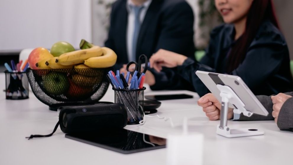 Un angajat a fost concediat pentru că a luat prea multe fructe din coșul oferit gratis de companie