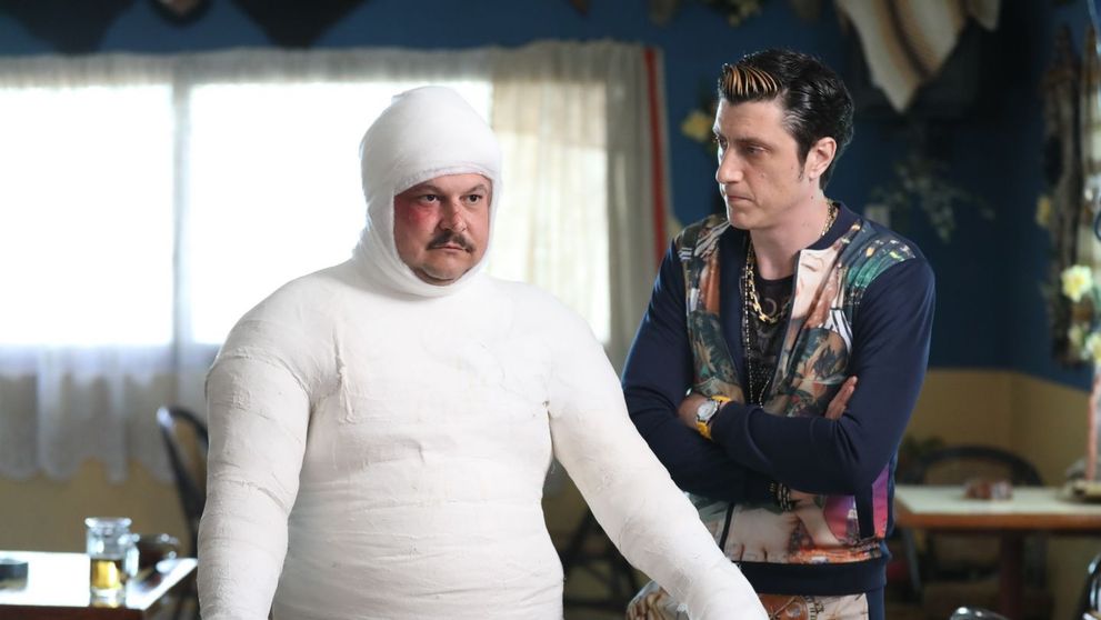 Mihai Bobonete, acoperit complet in gips pentru rolul lui Bobita din Las Fierbinti!
