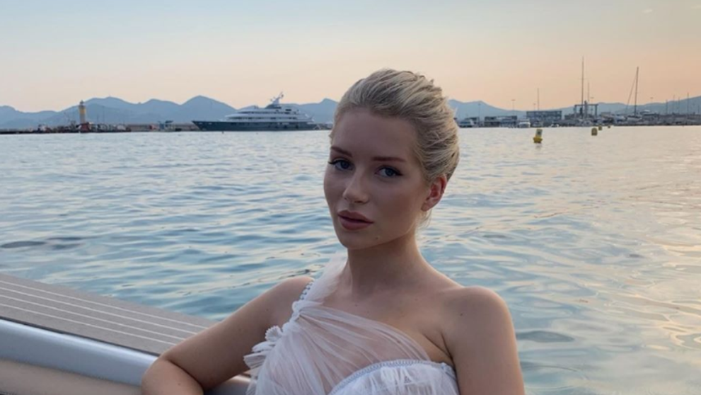 Costumul de baie care te bronzează cu model. Cum a apărut Lottie Moss la plajă