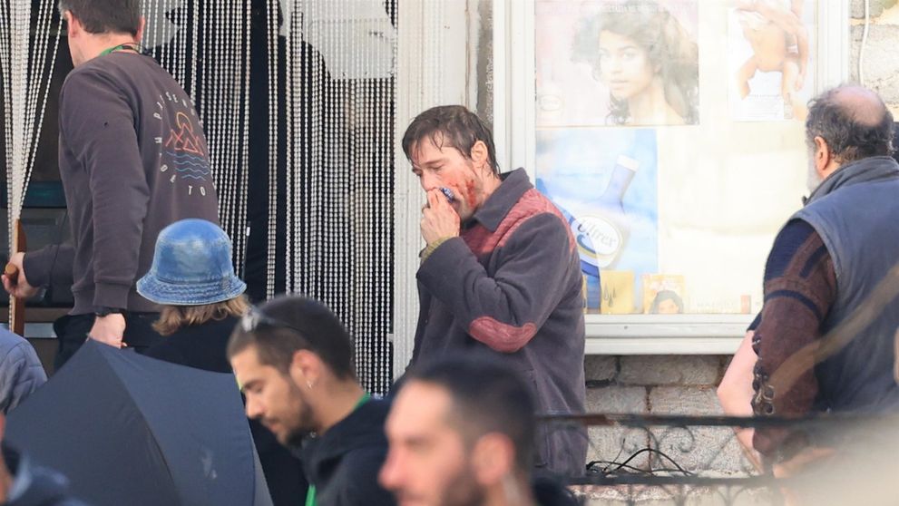 Nici nu zici că e celebru! A apărut în public îmbrăcat ca un om al străzii, cu sânge pe față! Cum a fost surprins Brad Pitt, la filmările pentru „The Riders”