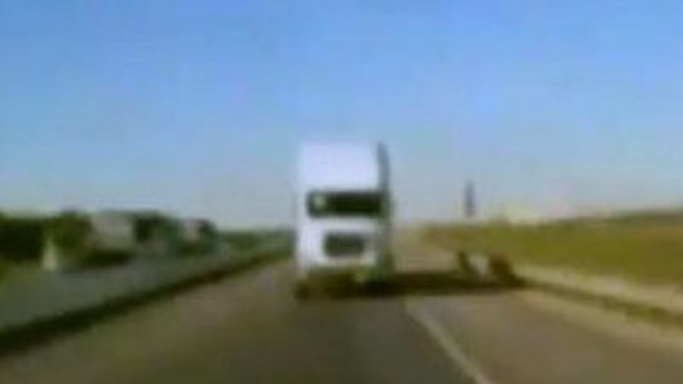 NEBUNIE CURATA! Goneste cu spatele pe autostrada, cu 110 kilometri pe ora/ VIDEO