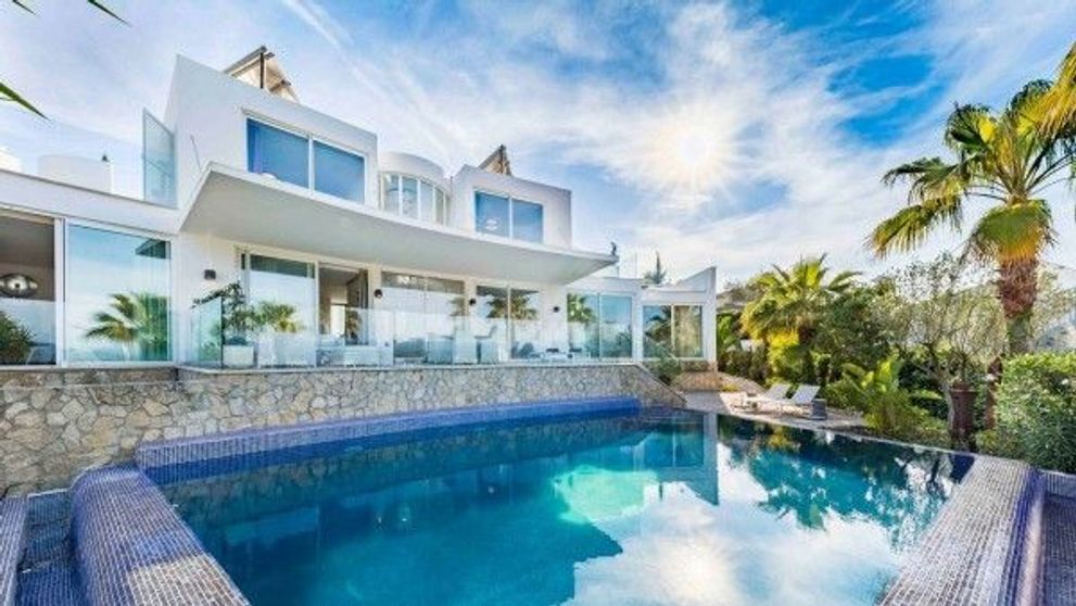 Casa lui Alexander McQueen, vândută cu o sumă fabuloasă. Imagini din locuința copilului rebel al modei britanice