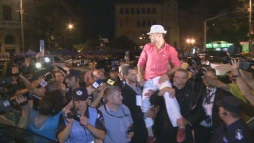 IMAGINI DE SENZATIE: El chiar merita sa fie aclamat de pe capota masinii! <span style=
