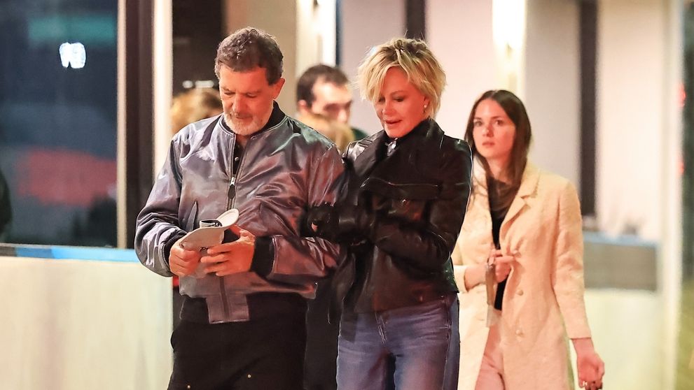 Au divorțat în 2015 și au continuat să spună public cât de mult se iubesc și se respectă. Recent, au fost surprinși împreună la o plimbare prin Los Angeles. Antonio Banderas și Melanie Griffith, fotografiați braț la braț.
