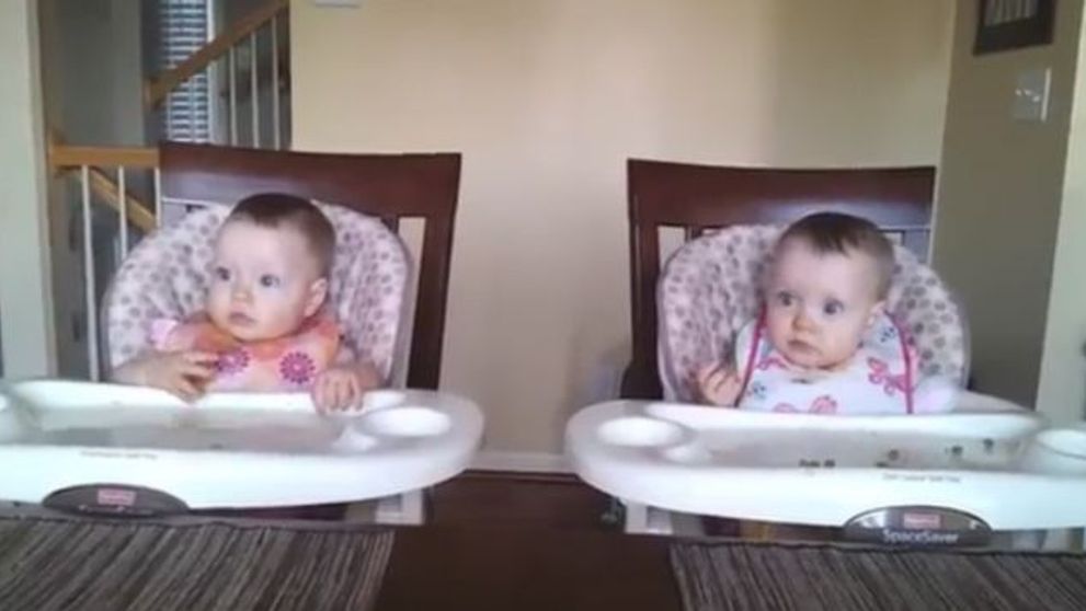 Sunt dragalase foc: Reactia unor fetite gemene cand tatal le canta la chitara. VIDEO