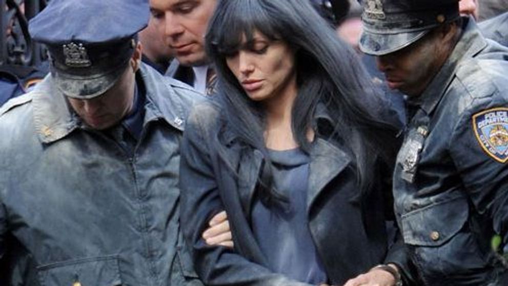 Angelina Jolie s-a taiat pe fata, iar Charlize Theron era sa ramana paralizata. Cele mai grave accidente ale actorilor la filmari