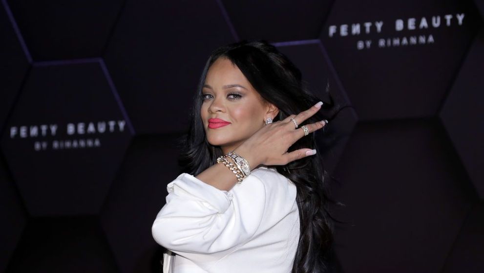 Apariția cu care Rihanna a ieșit în evidență. Cum arată blugii de aproape 13.000 de euro cu care a fost la librărie