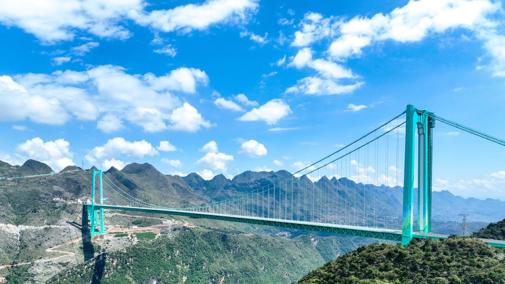 „Un miracol al infrastructurii!”. China stabilește un nou record mondial cu cel mai înalt pod din lume: o călătorie de două ore redusă la doar două minute