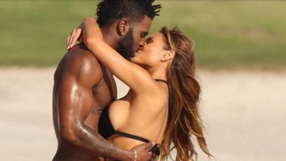 Nu si-au putut dezlipi mainile unul de pe celalalt. Jason Derulo si Daphne Joy, show total pe plajele din Mexic