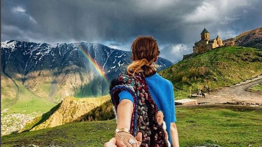 Cuplul care s-a fotografiat in cele mai frumoase locuri surprinde din nou. Ea a imbracat din nou rochia de mireasa