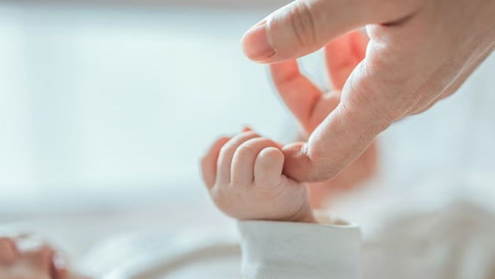 O mamă transgender, care a făcut tranziția de la bărbat la femeie, a ajuns în instanță după ce și-a alăptat bebelușul! Cazul care a scandalizat tot internetul