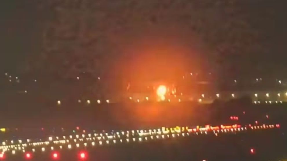 Imagini șocante pe aeroport! Un avion plin cu pasageri a luat foc la doar câteva secunde după decolare VIDEO
