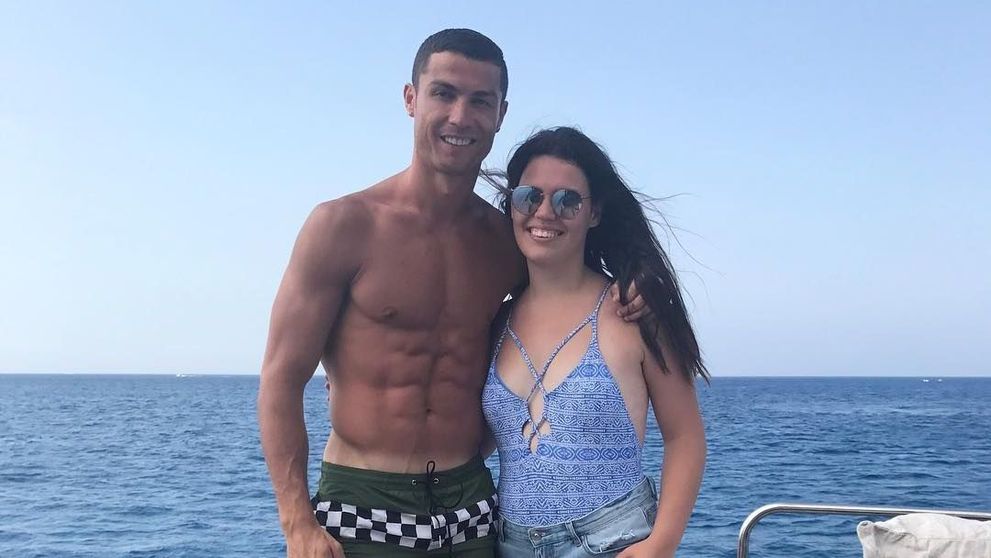 Nepoata lui Cristiano Ronaldo și-a etalat silueta sexy la plajă. Reacția fanilor: “O sirenă!”