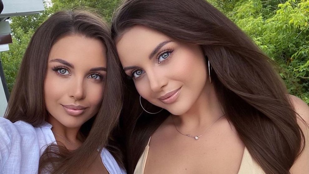 Toată lumea le admiră frumusețea, dar să vezi cum arată mama lor. Cine sunt surorile gemene care au cucerit Instagramul