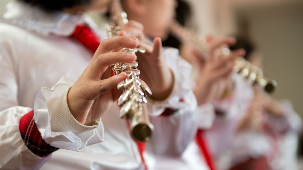 Nemtoaica de 46 de ani care s-a indragostit de tara noastra. Antje ii invata pe copiii din Maramures sa cante la flaut