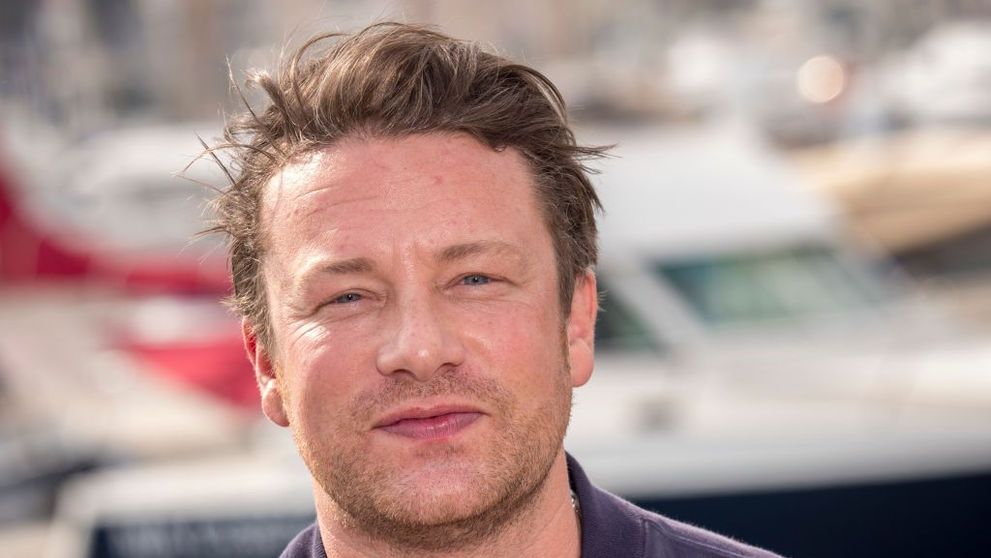 Înainte să dea faliment, Jamie Oliver își plătea singur  un salariu de 5 milioane de lire sterline