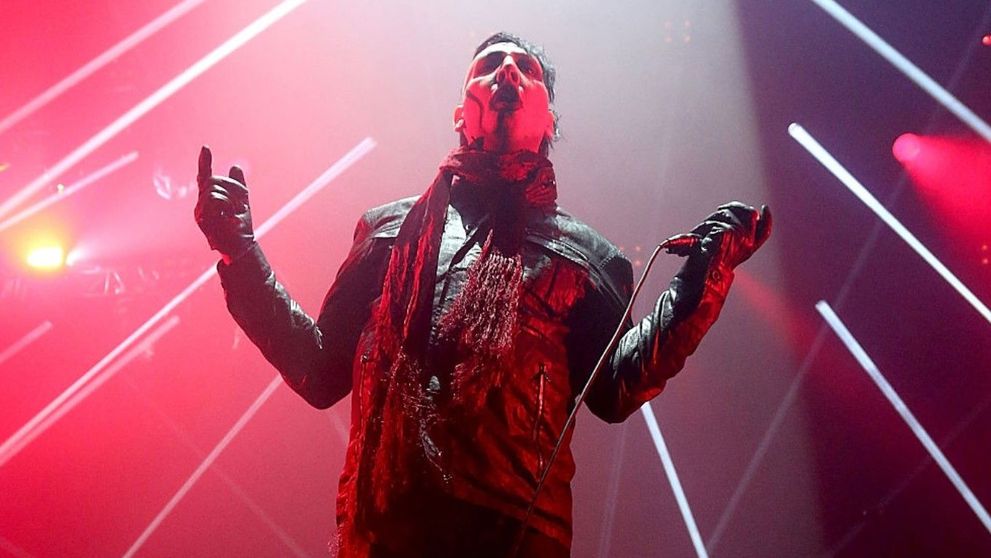 Marilyn Manson s-a prăbușit pe scenă în timpul unui concert din Texas. Ce a pățit artistul