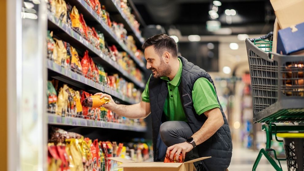 Angajatul unui supermarket, despăgubit cu 14.000 de euro după ce șeful lui a uitat să îi zică „La mulți ani” pe Facebook! Cum a fost posibil acest lucru