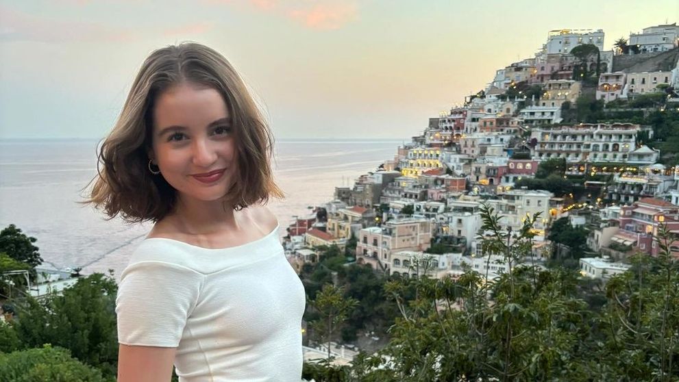 Irina Columbeanu, apariție rafinată în Positano. Într-o ținută albă, fiica lui Irinel s-a bucurat de o plimbare la apus pe Coasta Amalfi