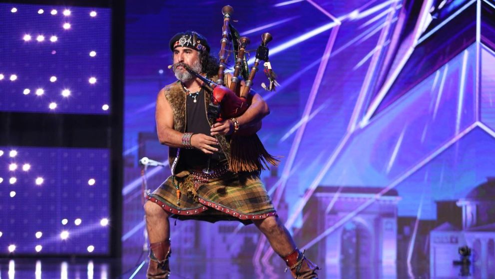 Juan Esteban Alul a făcut show pe scena ”Românii au talent”: ”Mel Gibson cu prietena”