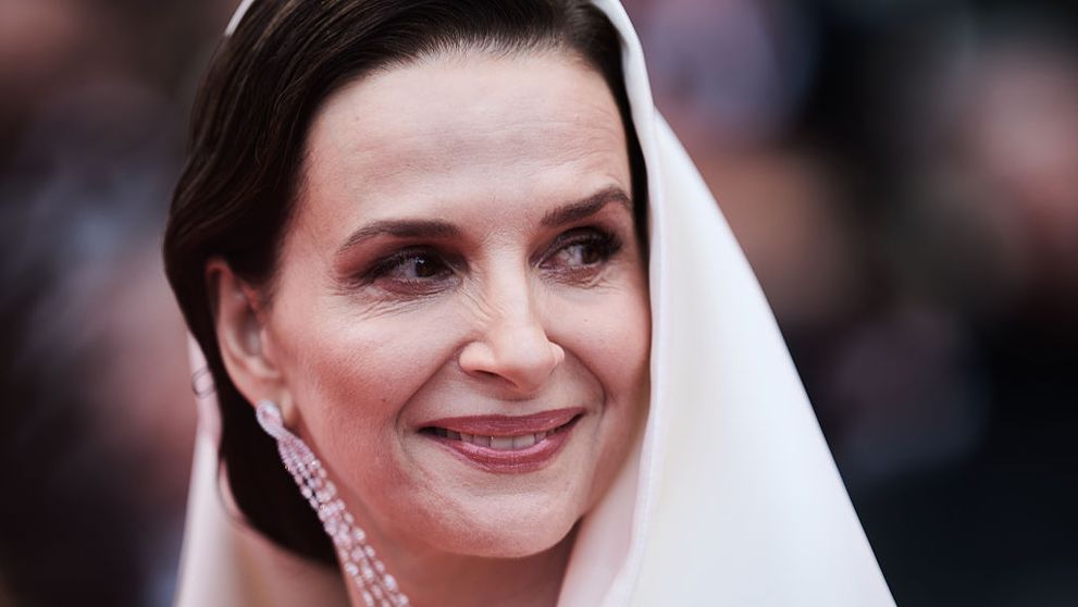 Juliette Binoche, farmec și rafinament la ceremonia de deschidere Cannes 2025! Actrița a părut desprinsă dintr-o sculptură, ca o adevărată madonă de marmură