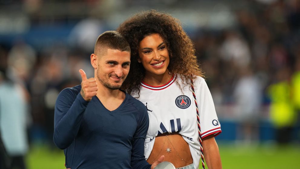 În trecut era considerată cea mai frumoasă iubită de fotbalist! Cum arată în costum de baie cea care între timp i-a devenit soție lui Marco Verratti. Paparazzii i-au surprins în Ibiza!