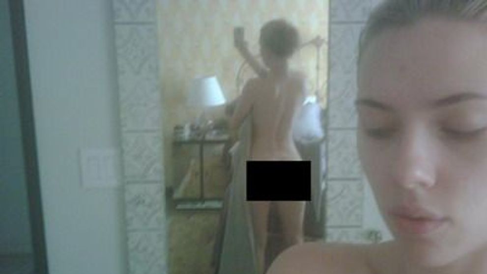Scarlett Johansson, singura si goala in oglinda din baie! E trucaj? <span style=