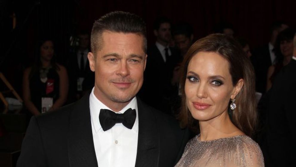 Imaginile care au atras atentia: Angelina Jolie, fotografiata cu un decolteu generos intr-un club. Vezi cum a surprinsa alaturi de Brad Pitt