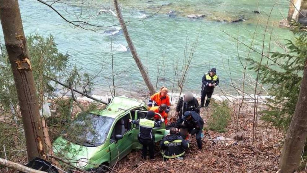 Două persoane s-au răsturnat cu mașina într-o râpă abruptă, până pe malul râului Bistrița. Victimele au fost transportate de urgență la spital