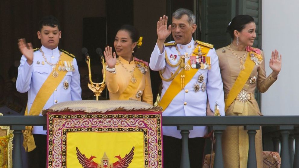 Regele Thailandei a ieșit din carantină pentru a merge la o petrecere
