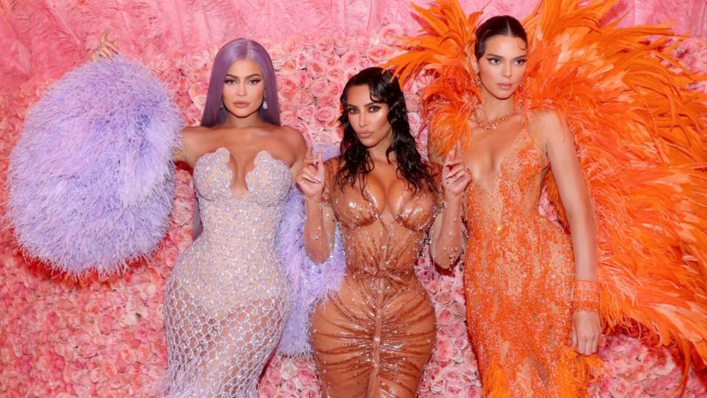 Kim Kardashian și surorile ei, ședință foto în lenjerie intimă de Valentine’s Day