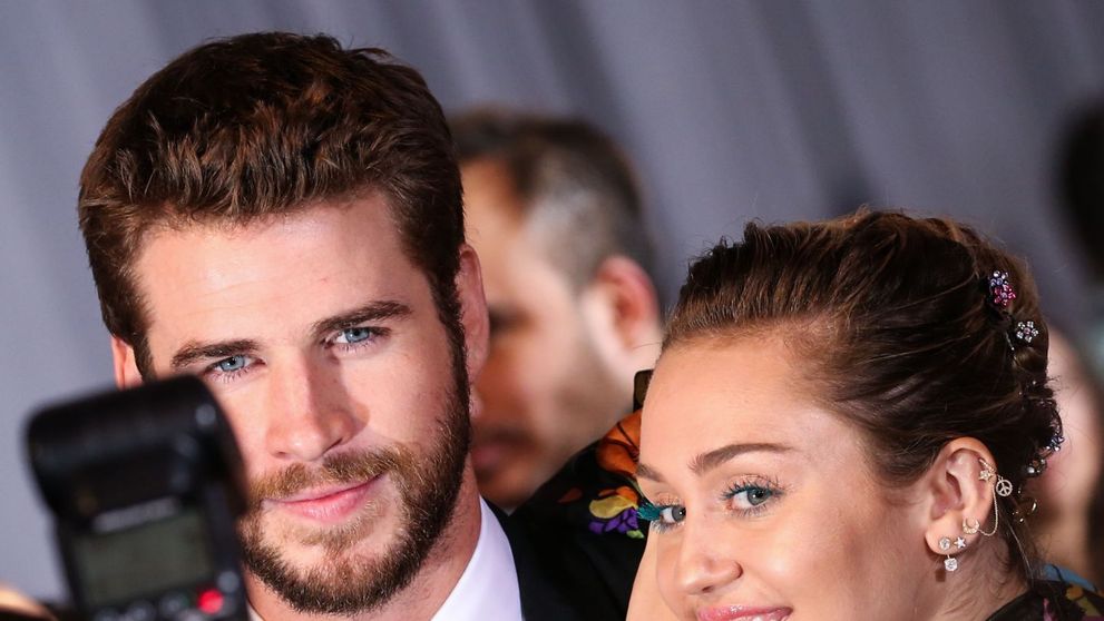 Dupa ce a pozat nud, Miley Cyrus a aparut mai imbracata ca niciodata. Cum s-a prezentat la bratul lui Liam Hemsworth