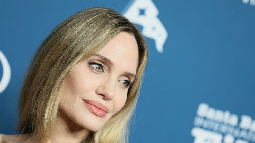 A decis să-și arate din nou latura senzuală. Angelina Jolie i-a surprins pe toți când a apărut într-o rochie cu spatele gol la Festivalului de Film de la Santa Barbara