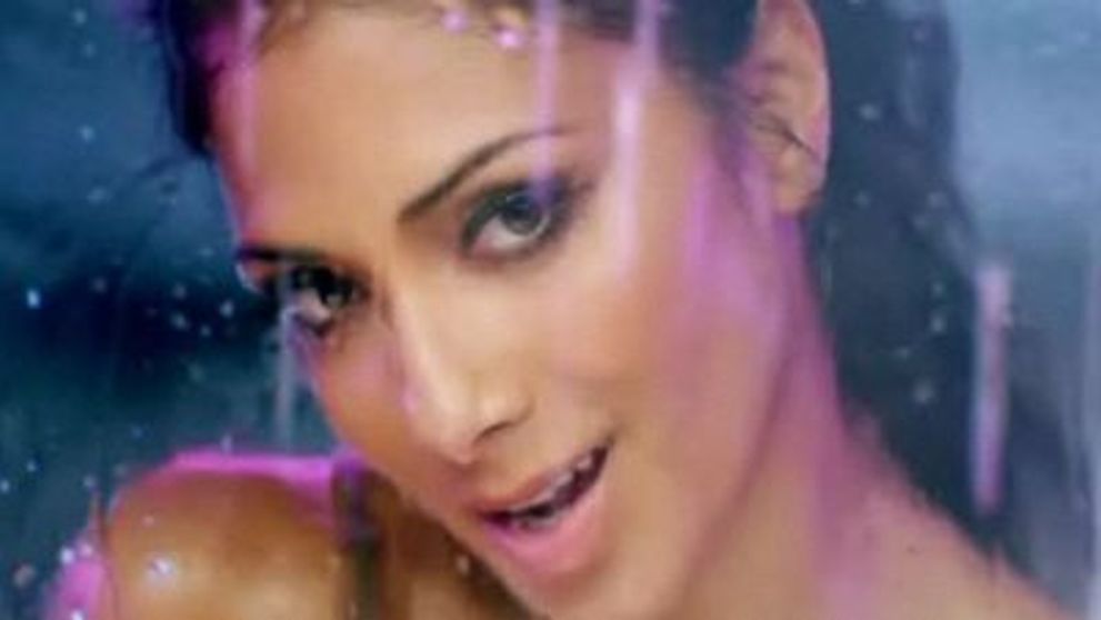 Video / Cum se danseaza in piscina? Vezi noul clip 'Wet' de la Nicole Scherzinger!