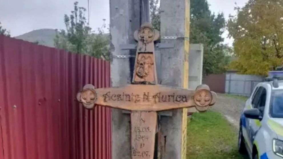 Un bărbat din Neamț a furat crucea soacrei din cimitir! Ce a putut să facă cu ea după ce a luat-o ilegal din curtea Bisericii