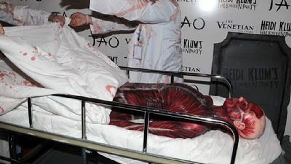 ACESTA este cel mai infricosator costum de Halloween! Cine este VEDETA?<span style=