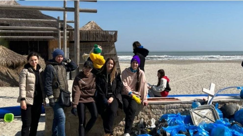 Un grup de tineri refugiați ucraineni au curățat de gunoaie plaja din Mamaia