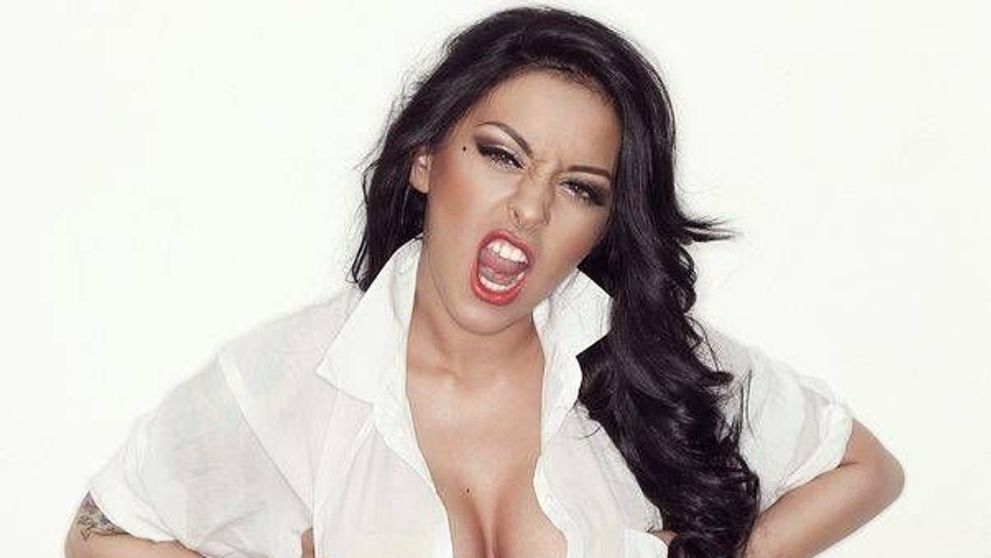 Ruby, tradata de propria bluza. Cum isi expune artista bustul cu dezinvoltura